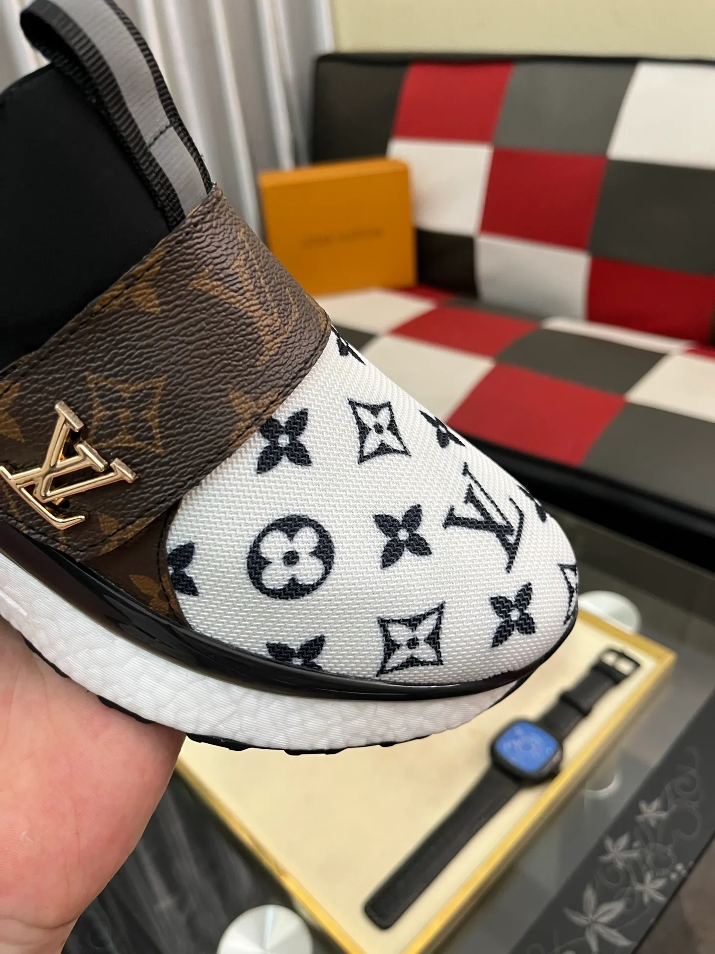 Men's shoes💰458⌚️⌚️"LOUI* VUITTO*" latest popular men's casual shoes ✔️This model is made of original breathable fly woven fabric, super shiny in real life⚡️ Fashionable and versatile, the toe last shape is firm and full, the soles are made from LV original mold and can be put in and out at will. It is light and comfortable for the foot~Purely handmade, details determine the quality! Size:38-442️⃣Colors available